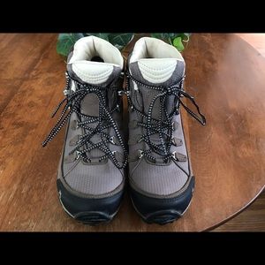 Women’s Oboz Juniper BDry Hiking Boots, 8.5, Mocha